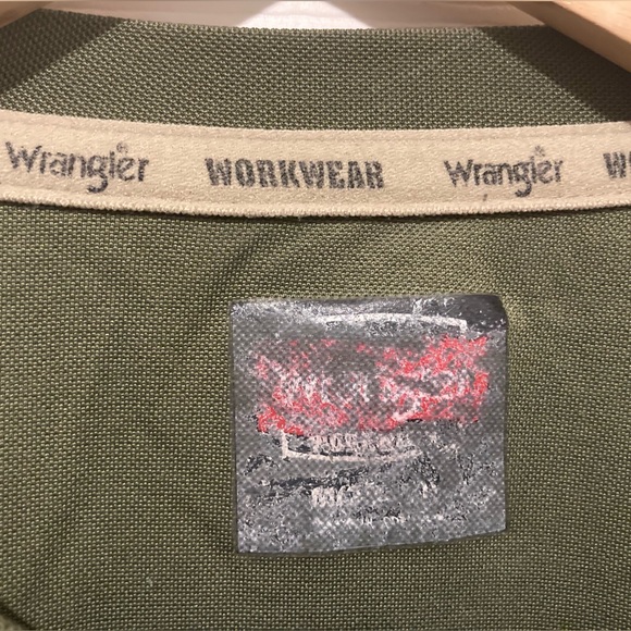 Wrangler Workwear Men’s Medium Olive Short Sleeve Performance Tee - Picture 2 of 7